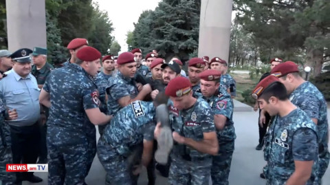 «Եռաբլուրում» կարմիրբերետավորները բիրտ ուժ կիրառելով բերման են ենթարկում զոհվածների ծնողներին