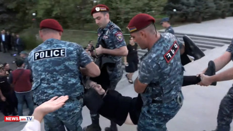 Փաշինյանի այցին ընդառաջ՝ ոստիկանները քաշքշելով բերման են ենթարկում զոհված զինծառայողների մայրերին