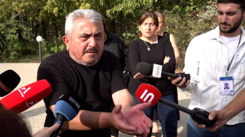 Երեխեքին սպանել ես, հիմա եկել դերասանավարի չոքում ես. զոհվածի ծնողը՝ Փաշինյանին