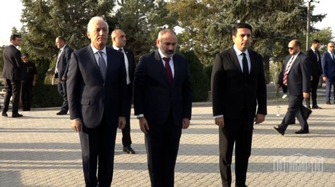 ԱԺ–ն հրապարակել է կադրեր քաղաքական էլիտայի՝ «Եռաբլուր» այցից