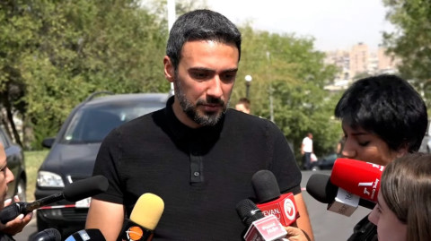 Ո՞ւմ եք դուր գալիս՝ հերոսի մորը քաշելով. Արամ Վարդեւանյանը հուզվեց «Եռաբլուրում»