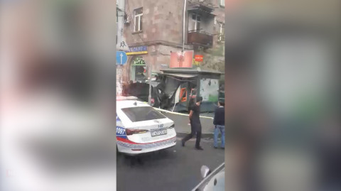 Երեւանում մեքենան մխրճվել է թերթի կրպակի մեջ