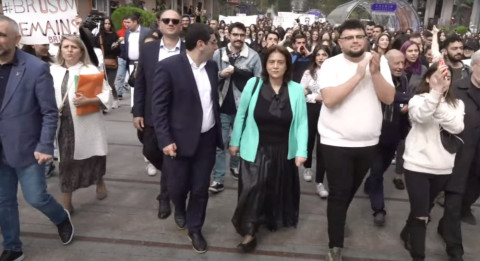 Բրյուսովի ուսանողները երթով շարժվում են դեպի Կառավարություն