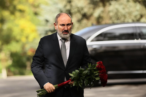 Փաշինյանը հարգանքի տուրք է մատուցել Հոկտեմբերի 27-ի ոճրագործության զոհերի հիշատակին