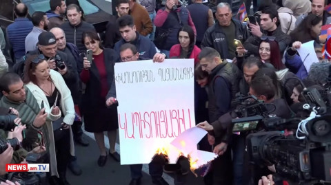 Քաղաքացիները Կառավարության դիմաց այրեցին կապիտուլյացիան խորհրդանշող սպիտակ թղթերը