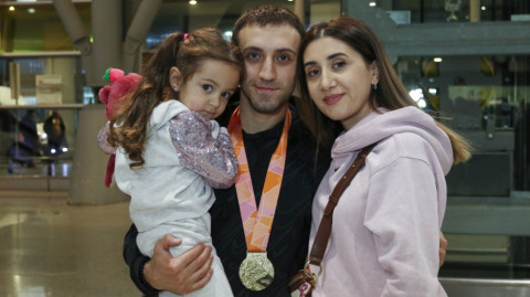 «Ո՞ւր ա պապան». «Զվարթնոցում» զուռնա դհոլով դիմավորում են աշխարհի չեմպիոն Արթուր Դավթյանին
