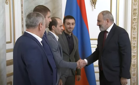 Վարչապետը հյուրընկալել է աշխարհի չեմպիոն Արթուր Դավթյանին և բրոնզե մեդալակիր Հարություն Մերդինյանին