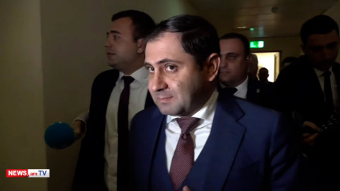 Սուրեն Պապիկյանը շարունակում է լռել. Անդրանիկ Քոչարյանը լրագրողներին հորդորում է առաջնագիծ գնալ