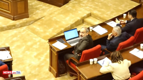 Նիկոլ Փաշինյանն ԱԺ–ում «թզբեհ» է պտտեցնում