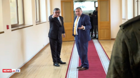 Խաչատուր Սուքիասյանն ու Արթուր Խաչատրյանը վիճաբանում են ԱԺ միջանցքում