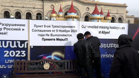 «Վերադարձրեք հայ ռազմագերիներին Ադրբեջանից» գրությունը՝ «Մանկական Եվրատեսիլի» պաստառներին