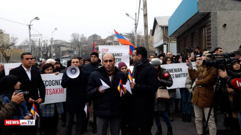 Բողոքի ակցիայի մասնակիցները թղթե ինքնաթիռներ նետեցին ՀՀ–ում ԵՄ գրասենյակի բակ