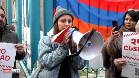 Ցուցարարները կարմիր խաչով «ինքնաթիռներ» նետեցին ՄԱԿ–ի գրասենյակ բակ