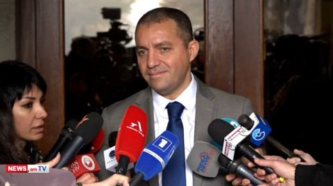 «Փաշինյանը համ թույլ է, համ իր խոսքը չի կատարում». սեւազգեստ մայրերը Կառավարության դիմաց են