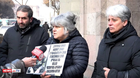 «Փաշինյանը համ թույլ է, համ իր խոսքը չի կատարում». սեւազգեստ մայրերը Կառավարության դիմաց են