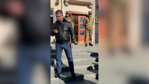 «Դեպուտատները թող գան, ատվեչատ անեն». մի խումբ արցախցիներ Ազգային ժողովի դիմաց են