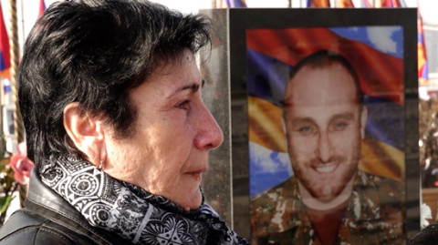 «Մինչև հիմա սպասում եմ որդուս». կրտսեր եղբոր «պավեստկան» վերցրել էր ու գնացել մարտի դաշտ
