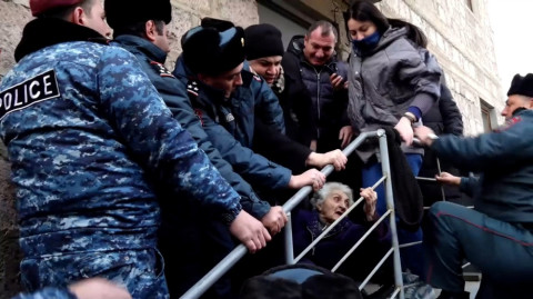 Ոստիկանները քաշքշելով աստիճաններից հեռացնում են Ֆիրդուսի տարեց բնակչին