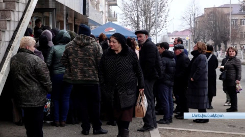 Ստեփանակերտի խանութների առջև մեծ հերթեր են