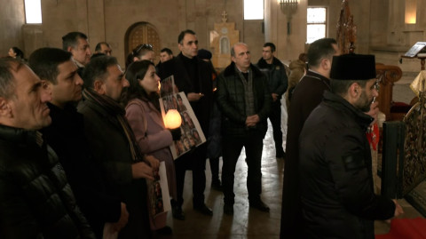 Փաշինյանի եւ Պապիկյանի հրաժարականը պահանջող քաղաքացիները մոմերով գնացին եկեղեցի