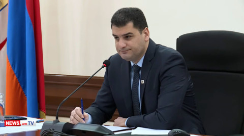 16 աշխատողով 20 տեղեկանք եք ընդամենը սարքե՞լ. Երեւանի քաղաքապետը բարկացավ
