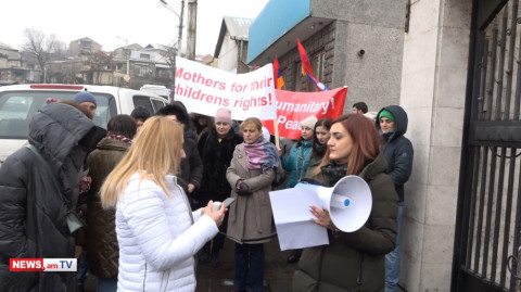 Կանգնեցրեք այս տեռորը. Երևացի կանանց ակցիան՝ ԵՄ պատվիրակության դիմաց՝ ի աջակցություն Արցախի մայրերի