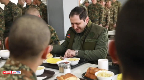 «Ո՞րն ա համով». Սուրեն Պապիկյանն անակնկալ այցելել է զորամաս, ճաշել զինվորների հետ