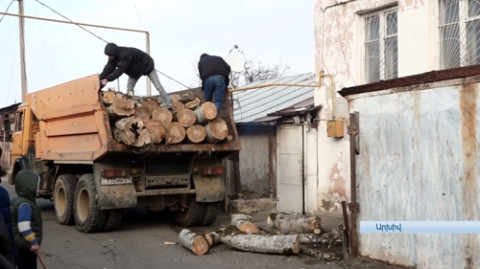 Ստեփանակերտի քաղաքապետարանում բնակիչներից վառելափայտի ու վառարանի հայտեր են ընդունել