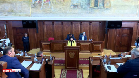 Բնակիչը նեղված եկել է, պիտի լսեք. Գյումրիի քաղաքապետն աշխատանքից կազատի ոչ համբերատար աշխատողներին