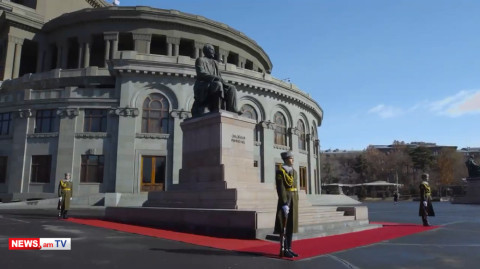 Պատվո պահակախումբ Հովհաննես Թումանյանի արձանի մոտ