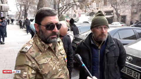 «70 հազար դրամով ո՞նց Երեւանում տուն վարձենք». ՊՆ նախկին շենքի բնակիչները ՊԵԿ–ի դիմաց են