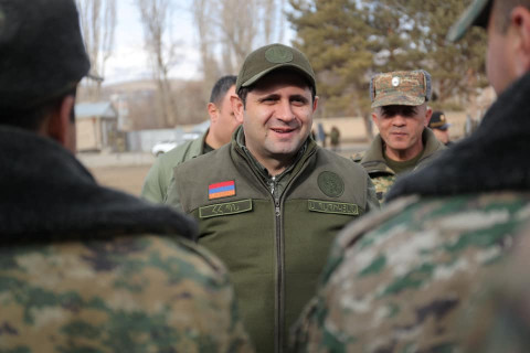 Սուրեն Պապիկյանն այցելել է N զորամիավորում, զրուցել ժամկետայինների հետ