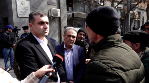 Քաղաքացին իրավունք չունի ՊՆ–ի նախկին շենքի նկատմամբ․ ՊԵԿ պաշտոնյան հանդիպեց ակցիայի մասնակիցներին