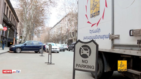 «Կոտրած աթոռներ, բանջարեղենի արկղեր». Երեւանում հեռացնում են ապօրինի տեղադրված կանգնակները