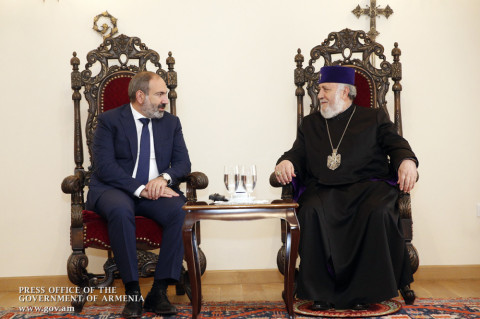 «Ջրերը նույն առվով չեն կարող հոսել, քանի որ տարբեր առուներ են». Փաշինյանը՝ կաթողիկոսի մասին