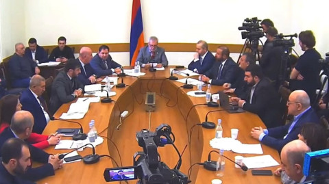 Ինչո՞ւ մինչեւ հիմա մեր առաջնագիծը կահավորված չէ. ՔՊ–ական պատգամավորը՝ Սուրեն Պապիկյանին