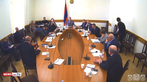 Էնտեղ ո՞ւմ են բռնել. Անդրանիկ Քոչարյանը «սպասում է» լրագրողներին