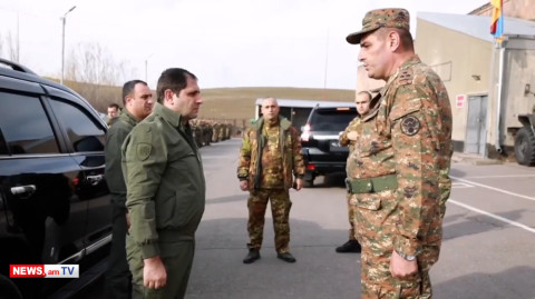 Սուրեն Պապիկյանն այցելել է N զորամաս եւ առանձնազրույցներ ունեցել սպաների հետ