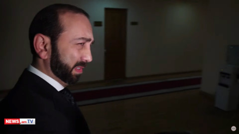 «Լույսը խանգարում ա». Արարատ Միրզոյանը հրաժարվեց հարցերի պատասխանել