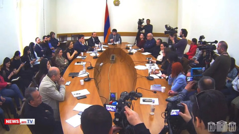 «Նավոդկաներով» աշխատում եք, «Չեք ամաչո՞ւմ, ըսե՞նց եք խոսում». ԱԺ–ում իրավիճակը սրվեց