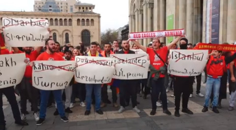 Artsakh is Armenia պաստառներով հայ ֆուտբոլասերների ակցիան Հանրապետության հրապարակում
