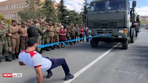 Սենսացիոն ռեկորդ․ Սաքունցը ատամներով տեղաշարժում է ԿԱՄԱԶ-ի քարշակի վրա դրած հետեւակի մարտական մեքենա