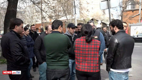 Լեւոն Քոչարյանը ոստիկանության դիմաց է