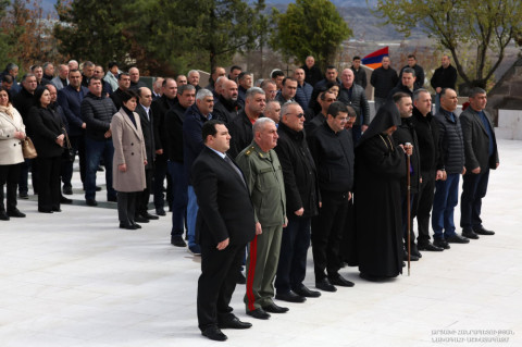 Արցախում ռազմաքաղաքական ղեկավարությունը հարգանքի տուրք է մատուցել ապրիլյանի զոհերի հիշատակին