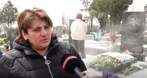 «Մի ձեռքում գրիչքն էր, մյուս ձեռքում՝ զենքը». Ապրիլյան պատերազմում զոհված Բագրատ Ալեքսանյանի մայր