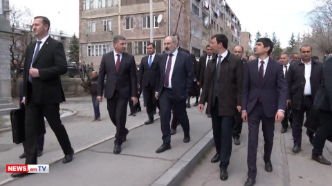 Թիկնապահներով շրջապատված՝ Փաշինյանը շրջում է Թալինում