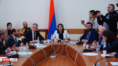«Հլը քեզ կարգին պահի», «Նիստը ռազբորկայի չվերածեք». լարված իրավիճակ ԱԺ–ում