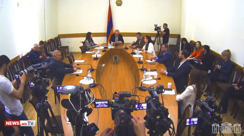 Աչքիս առաջ եկան կարմիրբերետավորները, որոնք զոհվածների մայրերին Եռաբլուրում քարշ էին տալիս. Մանուկյան
