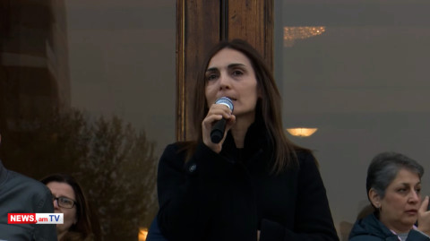 Տղերք, ձեր պահած Արցախն այսօր հանձնվում է, նաեւ Հայաստանն է հանձնվում. զոհվածի մայր