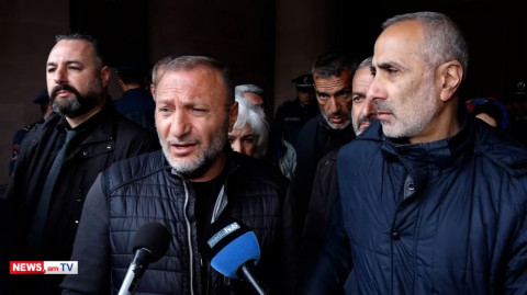 «24 ժամ մնալու ենք էստեղ». զոհված զինծառայողների ծնողները նստացույց են անում ՔԿ–ի դիմաց
